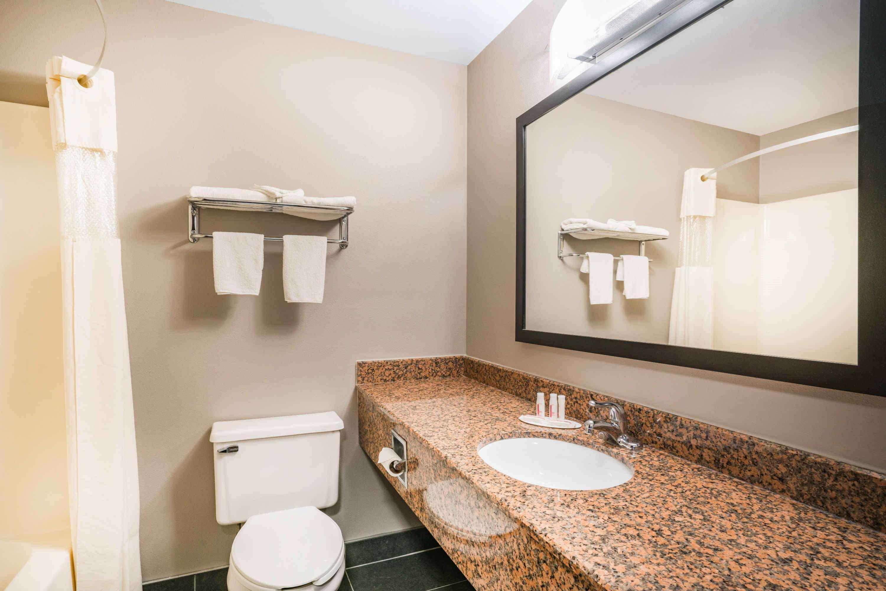 Days Inn & Suites By Wyndham Wausau Zewnętrze zdjęcie
