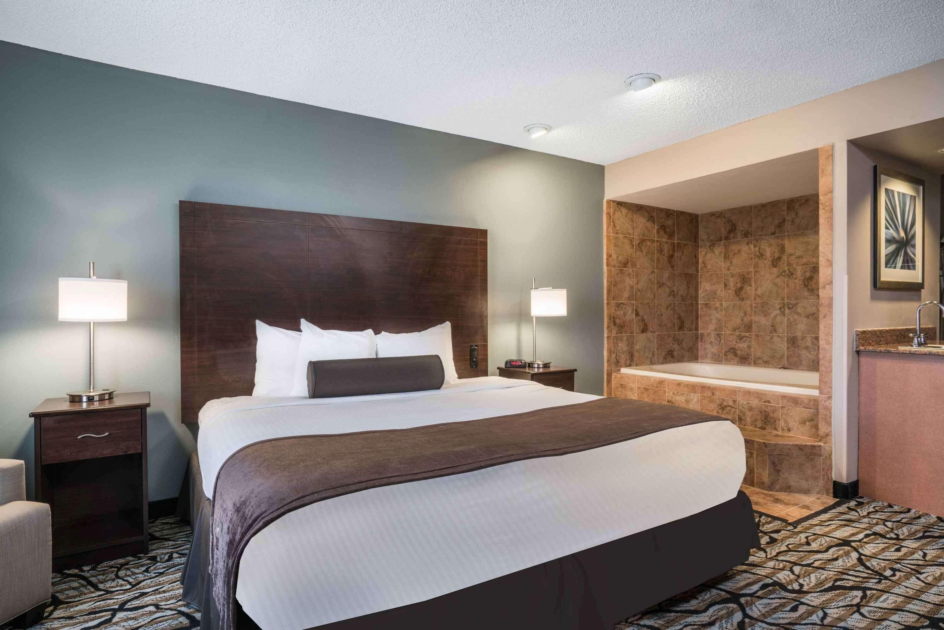 Days Inn & Suites By Wyndham Wausau Zewnętrze zdjęcie