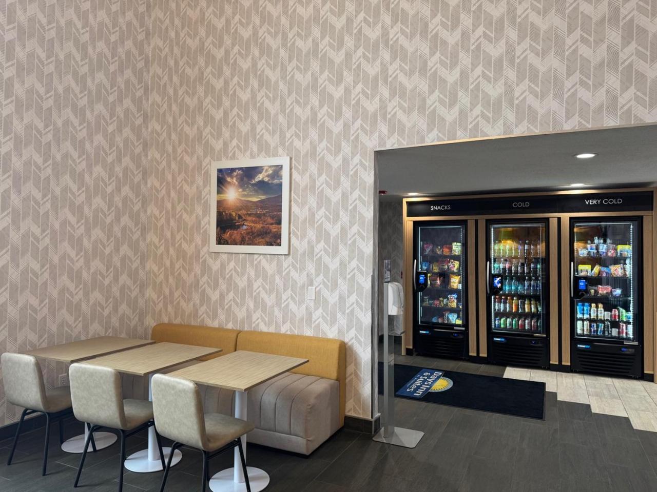 Days Inn & Suites By Wyndham Wausau Zewnętrze zdjęcie