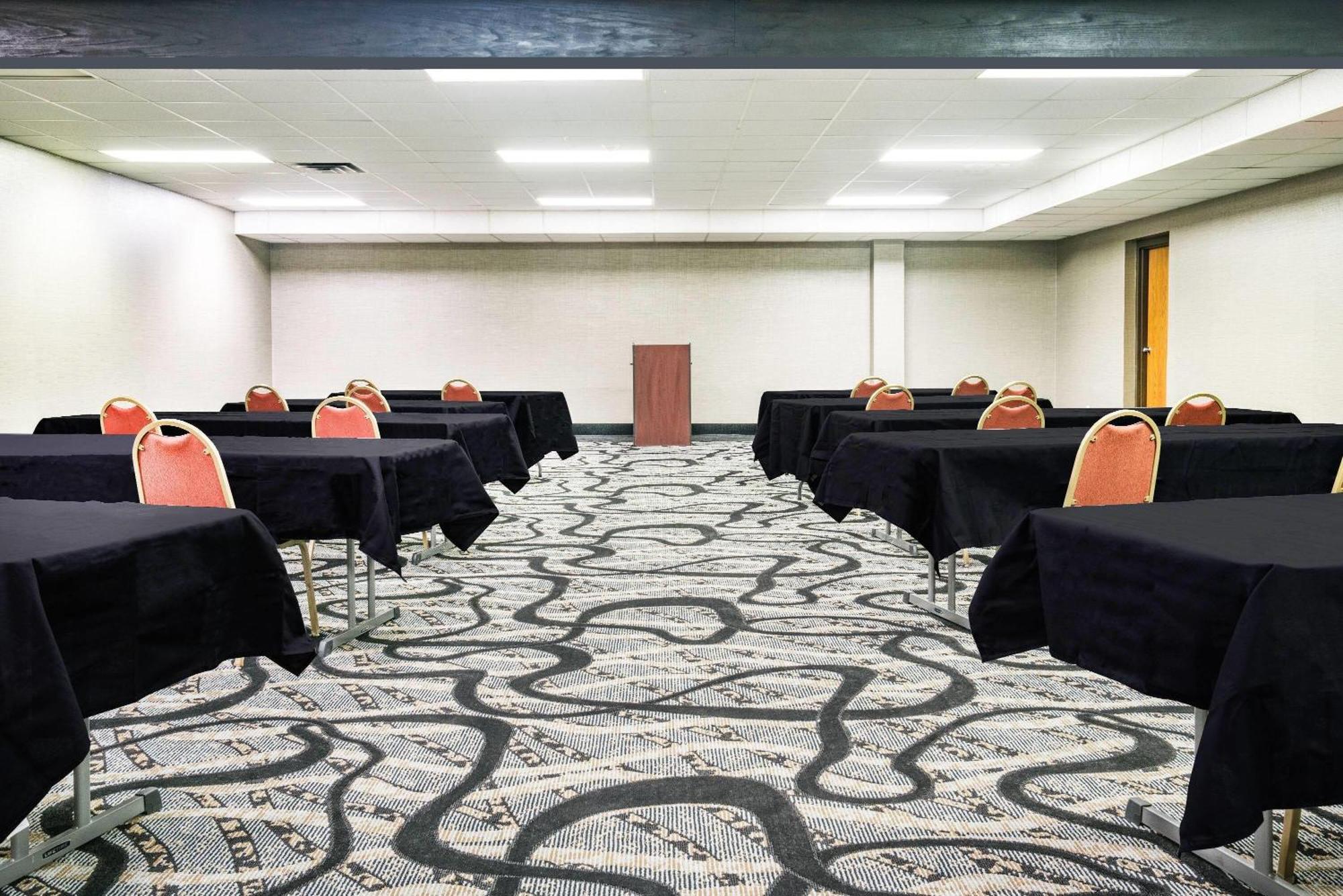 Days Inn & Suites By Wyndham Wausau Zewnętrze zdjęcie