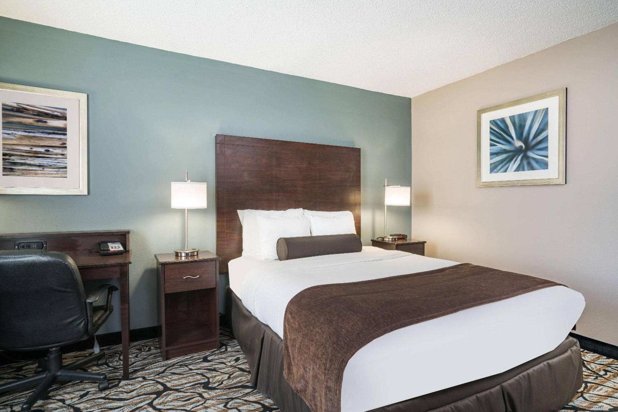 Days Inn & Suites By Wyndham Wausau Zewnętrze zdjęcie