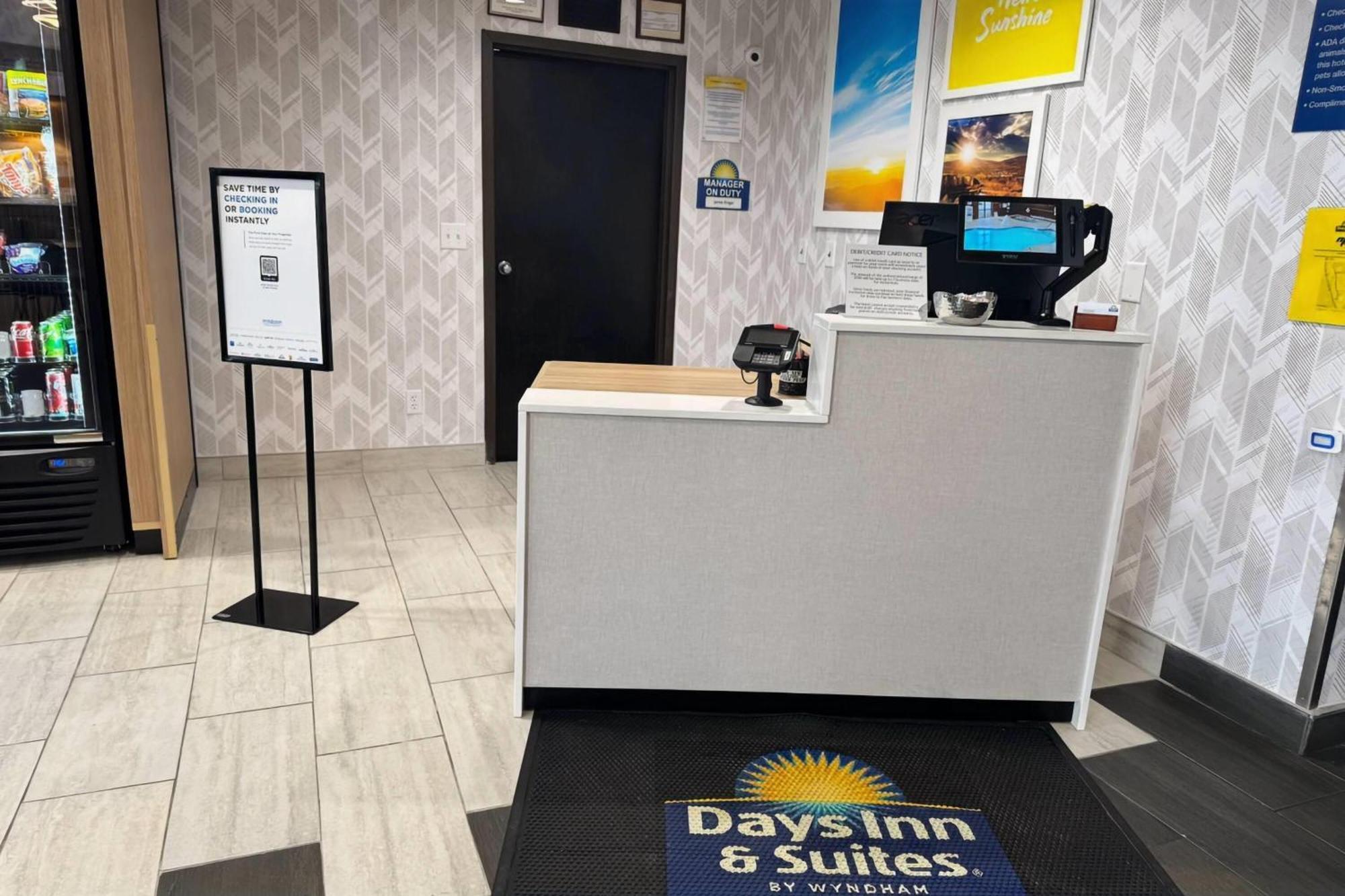 Days Inn & Suites By Wyndham Wausau Zewnętrze zdjęcie