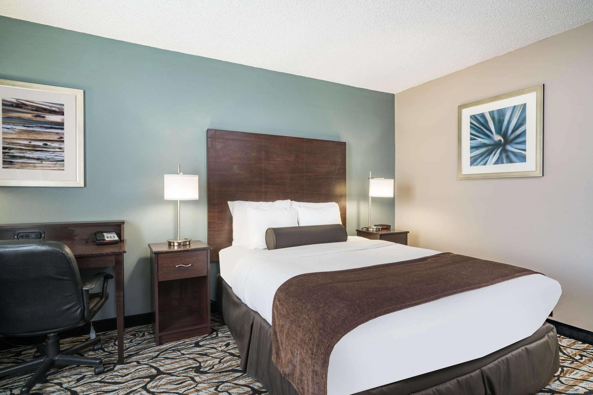 Days Inn & Suites By Wyndham Wausau Zewnętrze zdjęcie